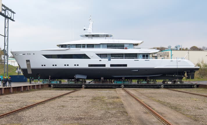 Project 13800: Dickie Bannenberg was inspired by "Carinthia VI" for the exterior. Dickie's father Jon Bannenberg drew the iconic 71-metre Lürssen in the early 1970s. | e.