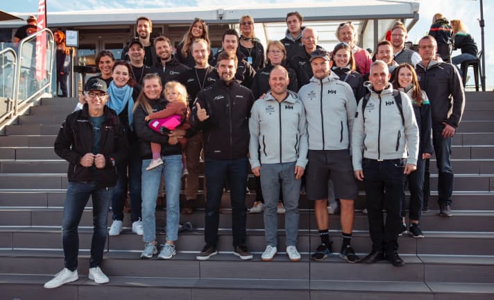 Questa foto di gruppo è stata scattata il giorno prima della partenza. Boris Herrmann e Robert Stanjek hanno invitato tutti i tedeschi della Ocean Race a un servizio fotografico spontaneo nel Race Village.