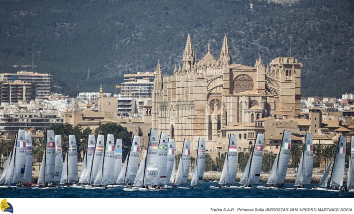   La flotta dei Nacra 17 sullo sfondo di Palma di Maiorca