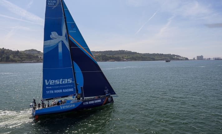   Das Team Vestas 11th Hour Racing beim Training in britischen Gewässern