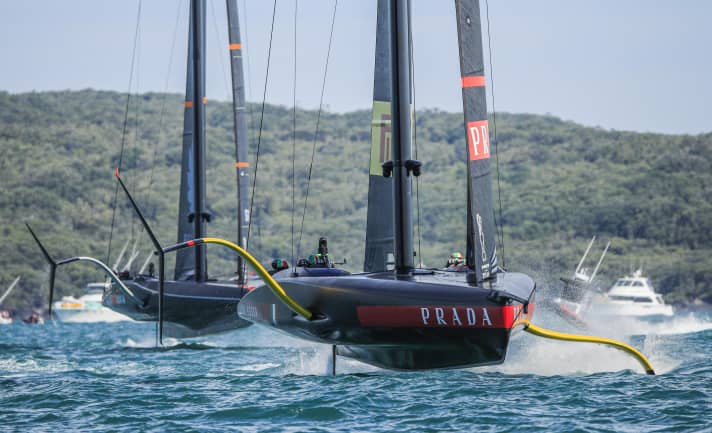   Con rare eccezioni, un'immagine simbolica per la finale della Prada Cup: "Luna Rossa" davanti, "Britannia" dietro Studio Borlenghi