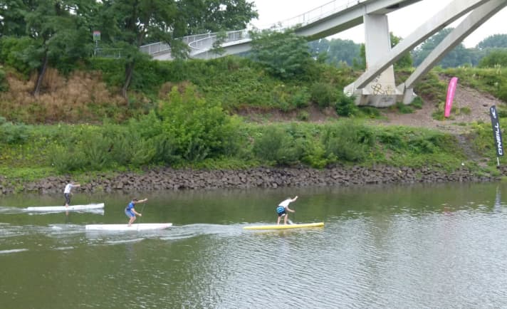 Everything was still simple back then: in 2011 and before, the DWV organised a SUP-DM once a year. That was it. Here, Olaf Schwarz wins the title on the Rhine in Cologne in 2011 ahead of Moritz Martin and Stephan Gölnitz.