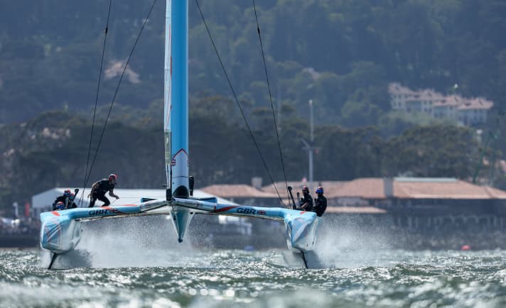   Mit neuem auffälligem Bootsdesign, einem Tagessieg zum Auftakt und einer insgesamt durchwachsenen Vorstellung segelten Sir Ben Ainslie und sein britisches Team mit den Rängen 1, 6 und 4 an Tag eins vor San Francisco auf Platz drei. Das SailGP-Finale können sie nicht mehr erreichen