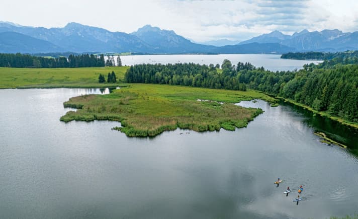 Forggensee (background) and Illasbergsee (foreground) are idyllically embedded in the Allgäu.