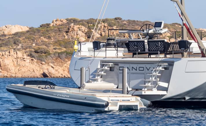 Schöner Spiegel: Damit das Heck und die Öffnung nicht zu breit ausfallen und das Gewicht niedrig bleibt, wird der Crewtender per Seilwinde aus der Decksluke gehievt. Aus den kleinen Rechtecken fahren Passerellen heraus, die Titan-Steuerräder stehen weit außen. | n.