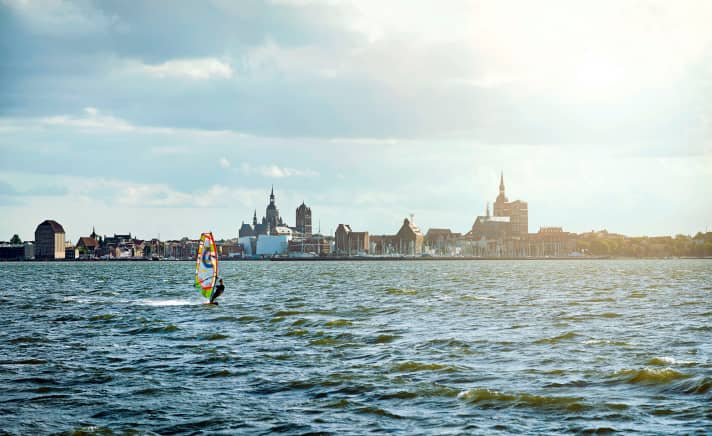 In Stralsund funktioniert irgendwo jede Windrichtung. Die Universität so dicht im Nacken, könnte allerdings für schlechtes Gewissen sorgen. Aber dafür bleibt immer noch die „Flucht“ auf die nahe liegende Insel Rügen.