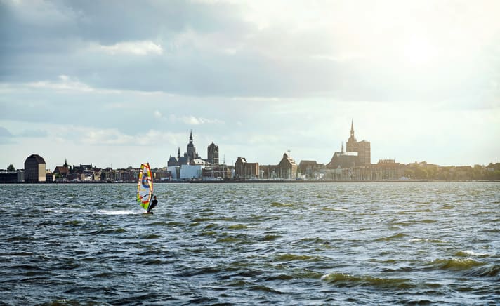 In Altefähr cruist man mit Blick auf die historische Altstadt von Stralsund.