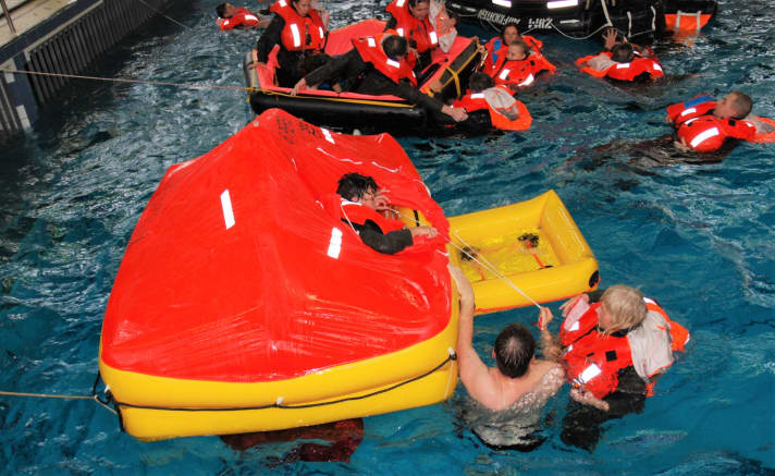Foto: Deutscher Segler-Verband | Eines der Highlights der DSV-Akademie ist das Sea Survival Training.
