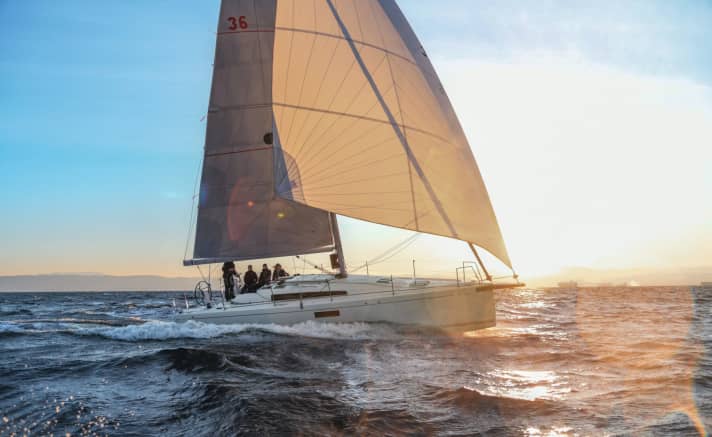   Lunghezza scafo 11,00 m; larghezza 3,80 m; peso 4,8 tonnellate; prezzo 259.180 euro
