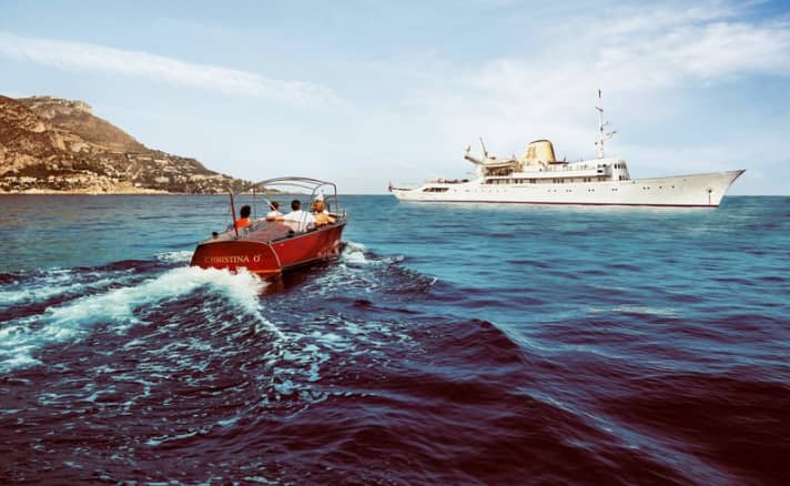 Even today, she is a symbol of yachting on a grand scale, of her owner's opulence and eccentricity. "Christina" - "Christina O" after her renovation in 2011 - was the 99-metre-long calling card of the shipowner Onassis and signalled wealth, power and social recognition to the world.