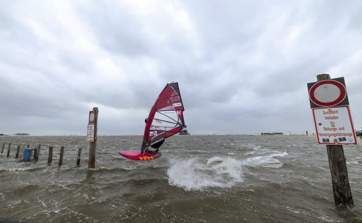 Nick Spangenberg, Windsurfer, 22 Jahre, aus Kassel, auf dem überfluteten Strandparkplatz in Ordinger Strand, St. Peter Ording, 20.09.2023