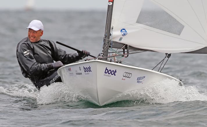   Hat sichtlich Spaß beim Segeln: André Budzien in seiner OK-Jolle