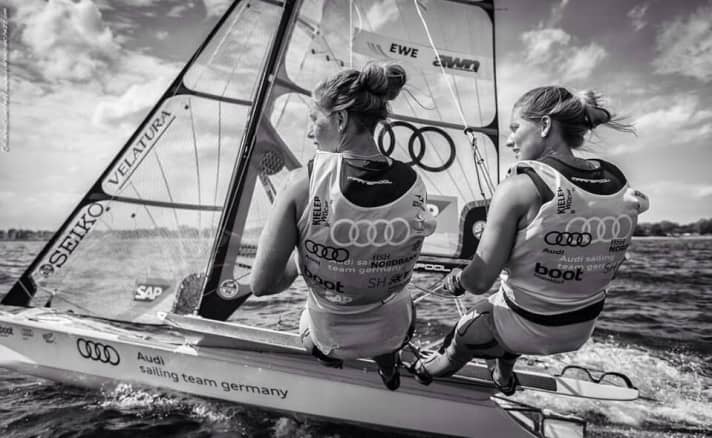   Cette belle scène de Victoria Jurczok et Anika Lorenz a été capturée par la photographe Ainoha Sanchez pour Audi.