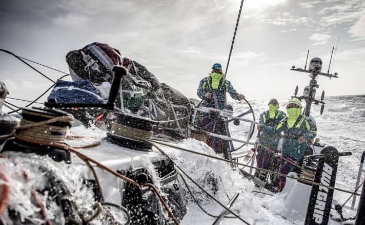   AkzoNobel è nel gruppo di testa del percorso sud, dietro al Team Brunel.