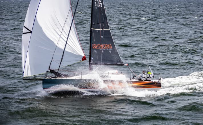   Le "Lightworks" avec Michael Höfgen et Max Gurgel a franchi la ligne d'arrivée en tant que premier voilier de la division B, mais a dû concéder du temps au "Hinden" et a remporté l'argent au classement final du championnat du monde.
