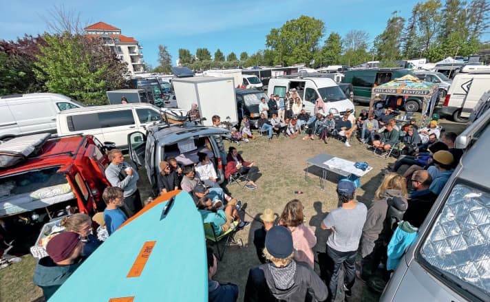 Ganz schön was los beim Skippers Meeting der German Freestyle Battler auf dem Surffestival. Die wilde Clique macht nicht nur das Beachcamp unsicher.