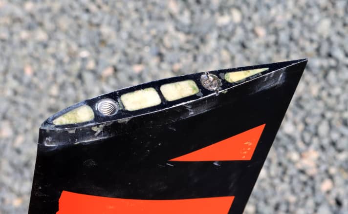 When the plate is removed, the problem becomes apparent: one screw has been torn off (right) and is firmly stuck in the thread