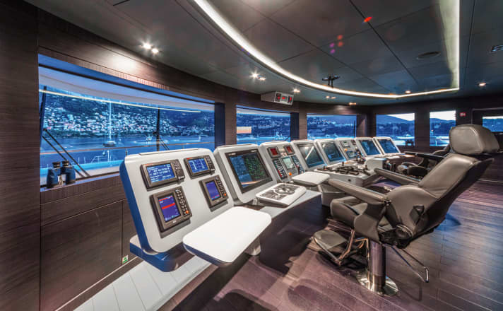 Fast ahead: the captain accelerates from the functional bridge to 18.2 knots