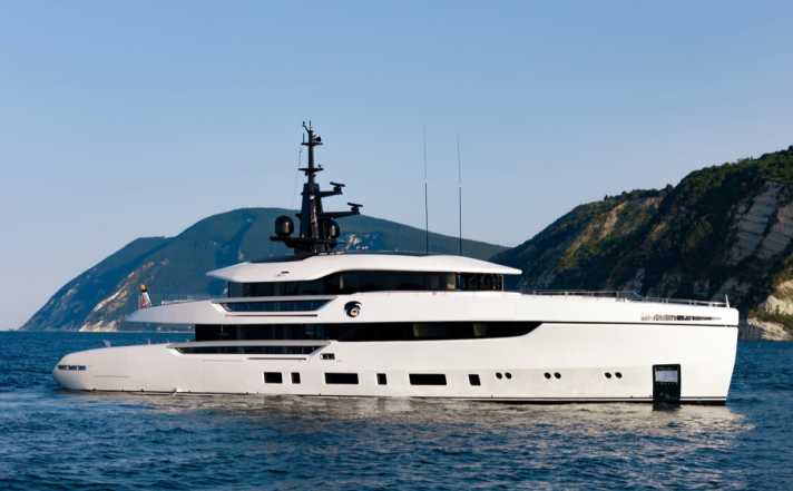 Columbus Yachts dockt das gerade erst gewasserte 43 Meter lange Hot-Lab-Design an, Baunummer 1 des Atlantique-43-Modells.