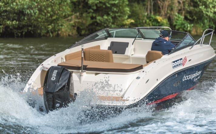 Anything goes: the maximum motorisation hangs from the stern of our test boat | ng