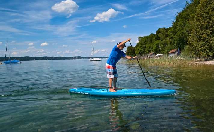 The board lies flat in the water along its entire length – for good speed.