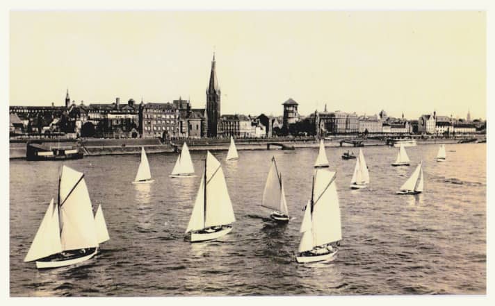   Eine Aufnahme aus den 1930ern vor dem Schlossturm