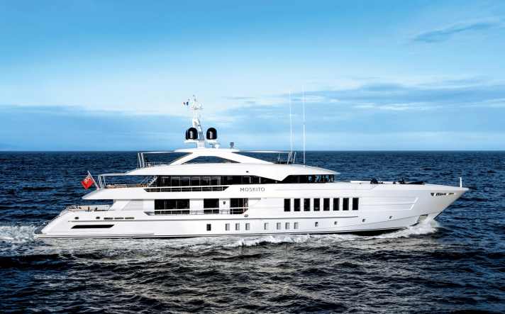 Die Motoryacht ist ein 55 Meter langes Omega-Design von Heesen. Der Verdränger mit Bannenberg & Rowell-Interieur kann gechartert werden.