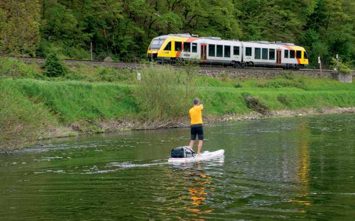 An vielen Flüssen verläuft die Bahn gleich nebenan  als perfekte Gelegenheit für den “shuttle” zwischen Start und Ziel.