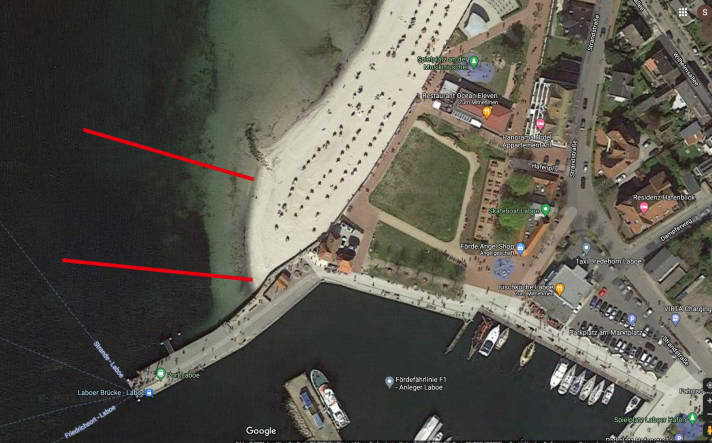 Der Einsteigskorridor für Wassersportler befindet sich zwischen Hafenmauer und der kleinen Mole. Der Schwimmbereich muss gemieden werden