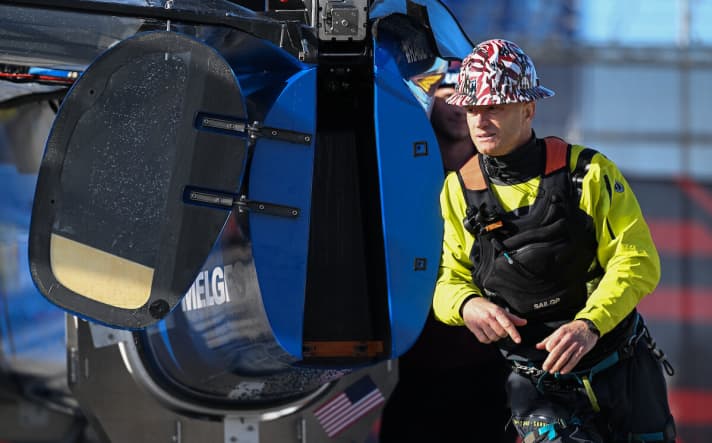 Qui al lavoro sull'F50 degli americani: il timoniere Jimmy Spithill - ancora senza vittorie in questa seconda stagione del SailGP, ma sempre secondo in classifica - vorrebbe raggiungere l'equipaggio di Tom Slingsby nella battaglia per la vittoria assoluta negli ultimi metri. Chiunque conosca Jimmy sa quanto siano forti i suoi nervi...