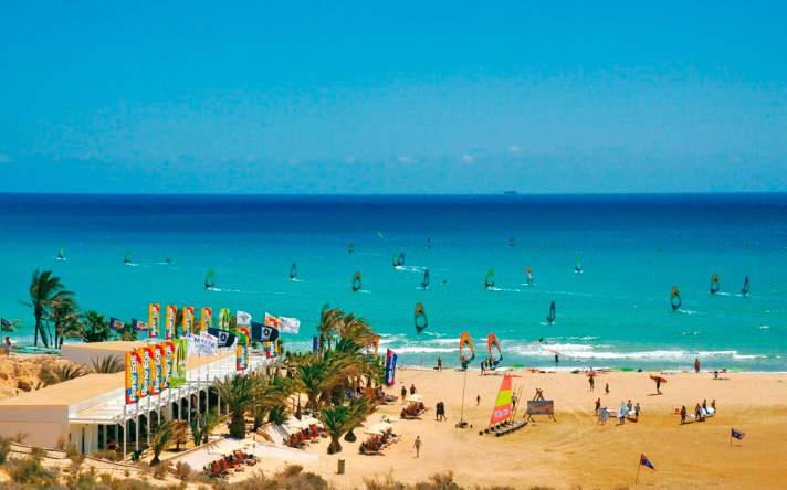 Just south of Costa Calma - easily accessible by shuttle - is the René Egli windsurfing centre at the Sotavento spot: In addition to the freeride area on the open sea, the centre also offers training in the lagoon, depending on the tide.