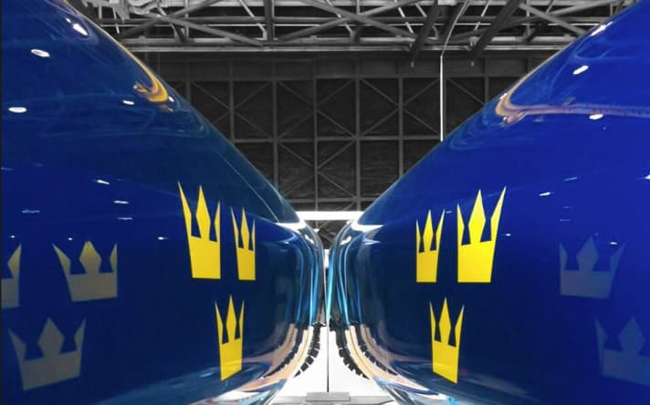   Les coques du nouveau bateau, qui vient d'être terminé, sont encore dans le hangar