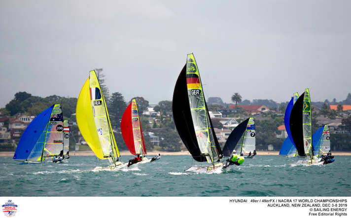   Tina Lutz et Susann Beucke sur leur 49erFX avec le numéro de voile 29
