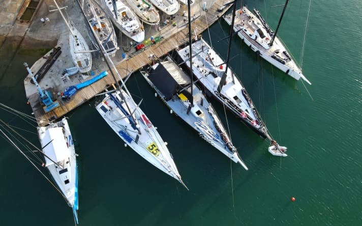   Vor dem Start im Hafen von Antigua: die alte Imoca "Rosalba" von Richard Tolkien ist mit der Nummer 55 auf  dem Deck gut zu erkennen