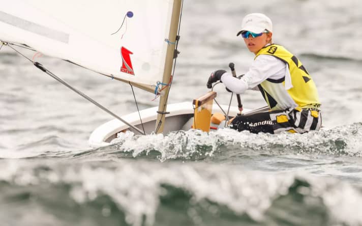 Lo svedese Henric Wigforss, che si è classificato quinto ai Campionati del Mondo, ha vinto l'Optimist con grande abilità nonostante una scivolata.