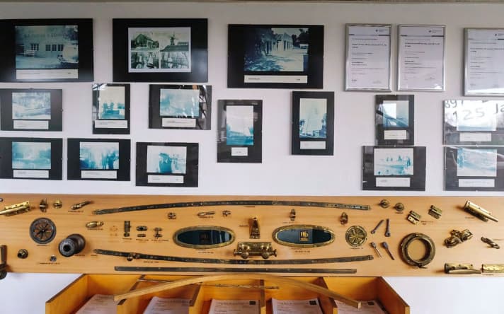 Im Showroom erzählen verblichene Fotos die lange Geschichte der Traditionswerft