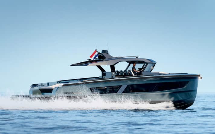 Lengers is coming to Düsseldorf for the second time with the powerful-looking Stratos 50DB. Top speed of the racer: 36 knots.