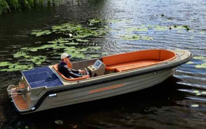 Der Commodore 570 Tender liegt am Liegeplatz D16 im Bataviahaven.