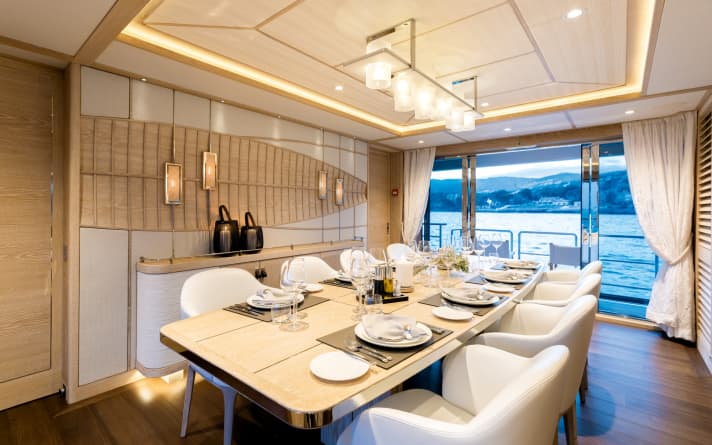 The sailing yacht tear above the dining table is based on plans by Dirk Mulder senior