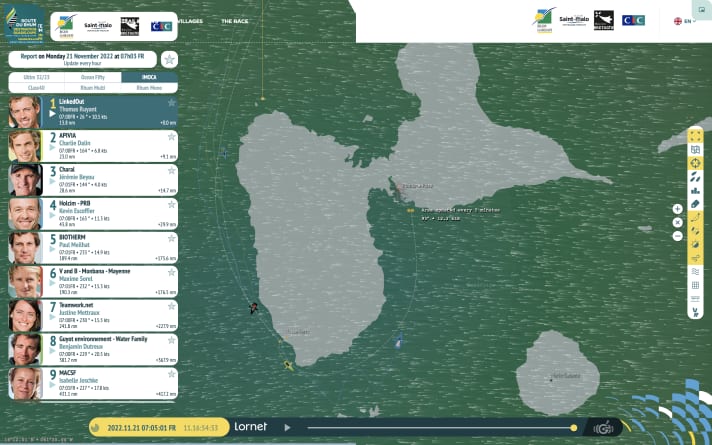 So spannend wurde es noch im Kampf um die Imoca-Krone bei der 12. Route du Rhum: Hier steuert Thomas Ruyant mit „LinkedOut“ (blaues Bootssymbol) schon die Linie an. Charlie Dalin („Apivia“) und der stark aufkommende Jérémie Beyou („Charal 2“) sind ihm dicht auf den Fersen, müssen aber noch Guadeloupes Südzipfel passieren