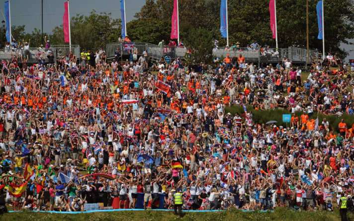   International understanding at the Olympics: The fans on the meadows of "The Nothe" fortress - cheering while sailing can be so beautiful