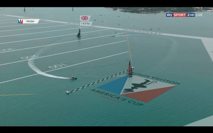   Das Ausmaß der britischen Demütigung: Das Emirates Team New Zeland hat die Ziellinie bereits gekreuzt, während die Briten erst noch eine ganze Runde zu segeln haben. Sie werden das Rennen aber nicht zu Ende bringen