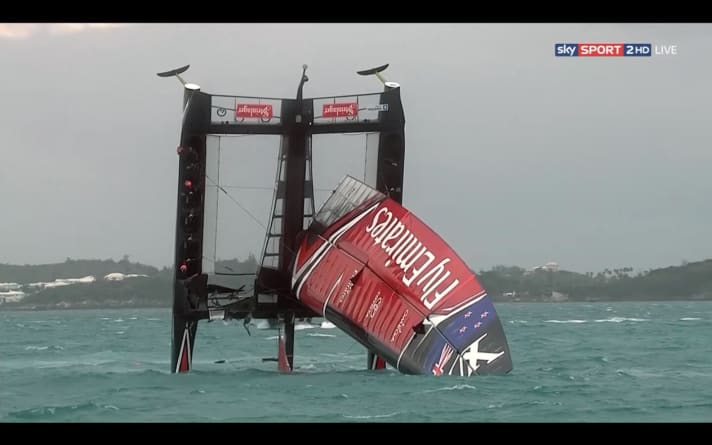   Capsized pride of the New Zealanders. The wing is badly damaged. The team has to check overnight whether the structure of the boat is also damaged. Some of the sailors can still be seen in their positions