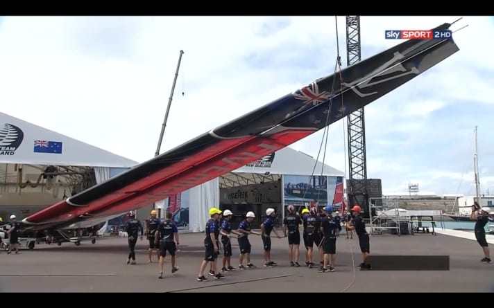   Schlechtes Omen? Kurz vor dem Rennen hatten die Neuseeländer ihren Flügel neu gestellt und waren erst zwei, drei Minuten vor Beginn der Vorstartphase zu ihrem ersten Match des Tages gegen die Briten auf den Kurs gekommen, hatten sich nicht einsegeln können