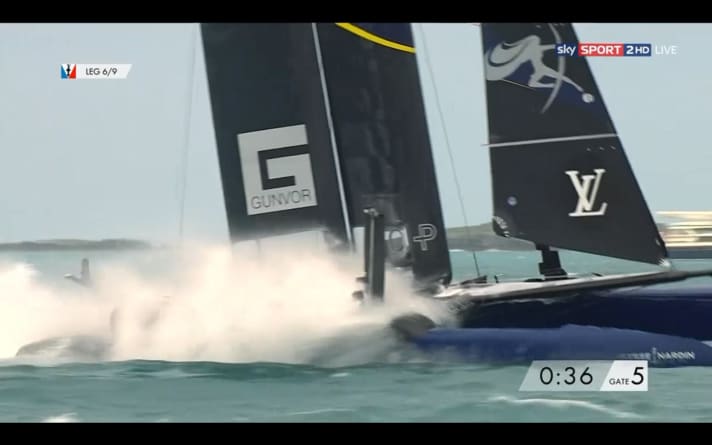   With pictures like these, you can imagine how strongly the hydrodynamic forces attack the boat and its superstructure and panelling parts