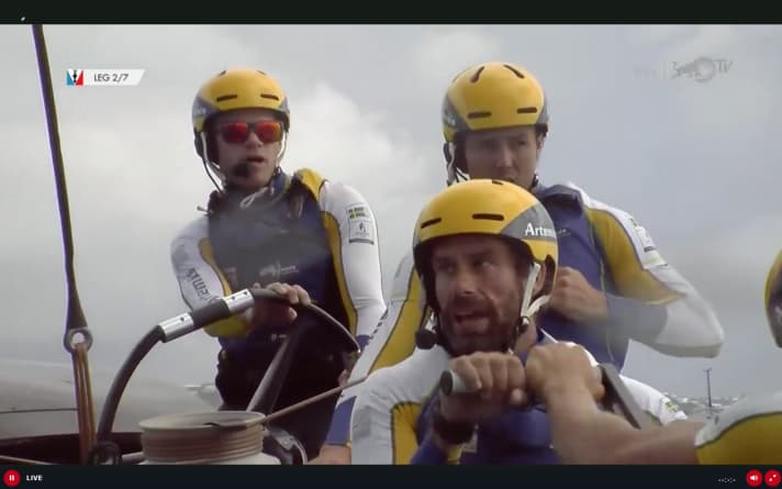   Image en direct de la septième course décisive contre les Kiwis : le trio Artemis-Afterguard avec le barreur Outteridge, Iain Jensen et le tacticien Iain Percy