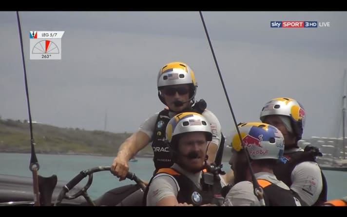   Jimmy Spithill steuert mit dem Oracle Team USA seinen dritten Cup-Sieg in Folge an