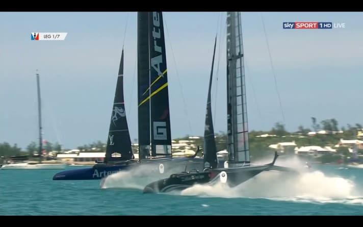   Artemis Racing et SoftBank Team Japan ne se sont pas lâchés d'un millimètre sur le circuit.