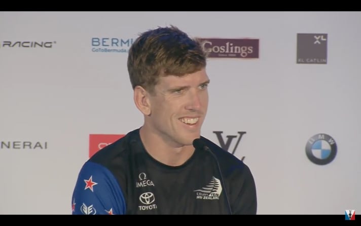   Hatte in der Pressekonferenz seinen Spaß. Hier als Reaktion auf eine Frage an Spithill nach der Altergrenze für Steuerleute im America's Cup