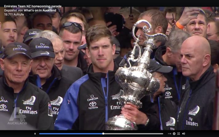   Im Zusammenspiel mit Patrizio Bertellis "Challenger of Record" Luna Rossa verantwortlich für die neue Bootsklasse im 36. America's Cup: Neuseelands Teammanager Grant Dalton (ganz links im Bild) und seine Cup-Verteidiger aus Neuseeland